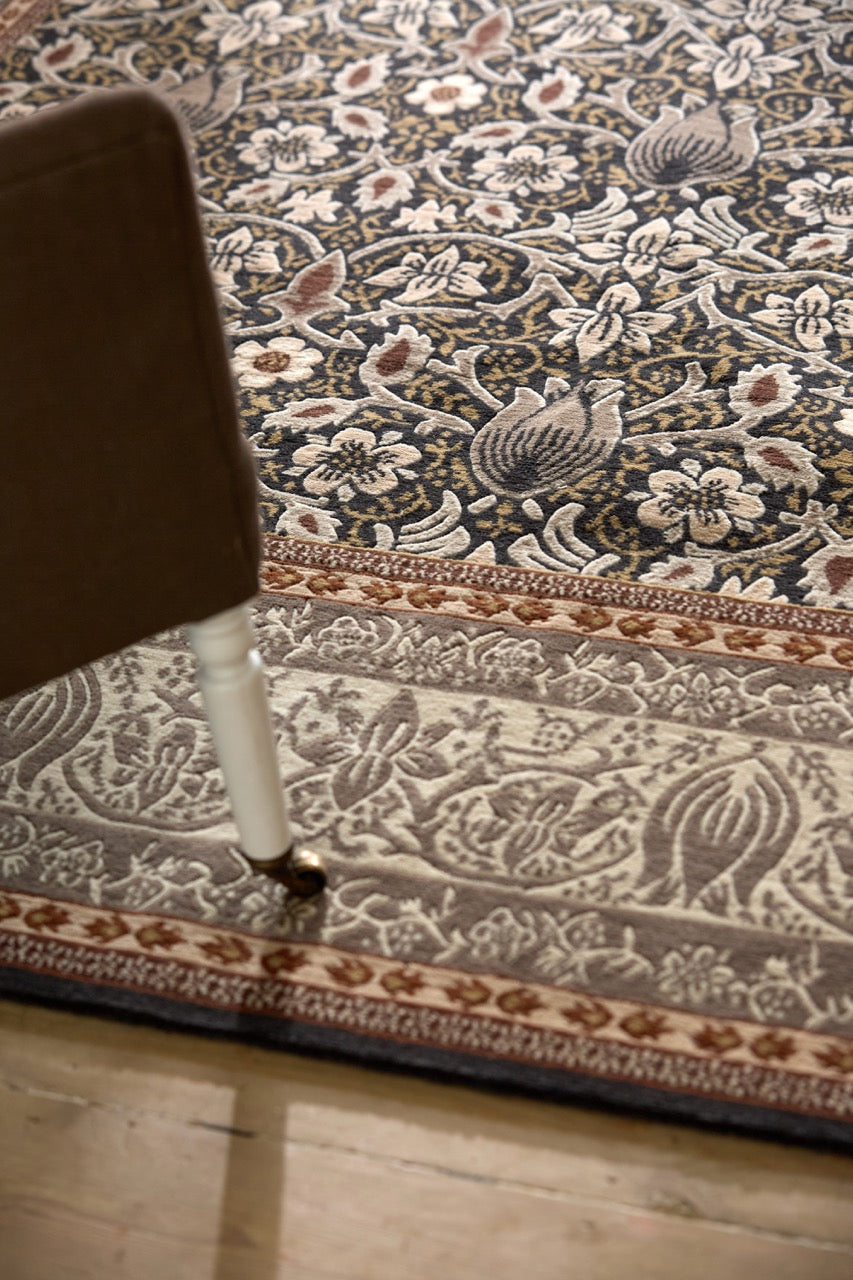 Tapis Morris & Co Borage Grey gris pierre, ivoire et ocre, dans un intérieur, quatrième vue
