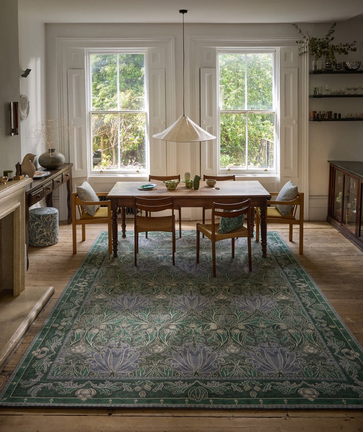 Tapis Morris & Co Helena Mineral vert d'eau et bleu lavande, dans un intérieur