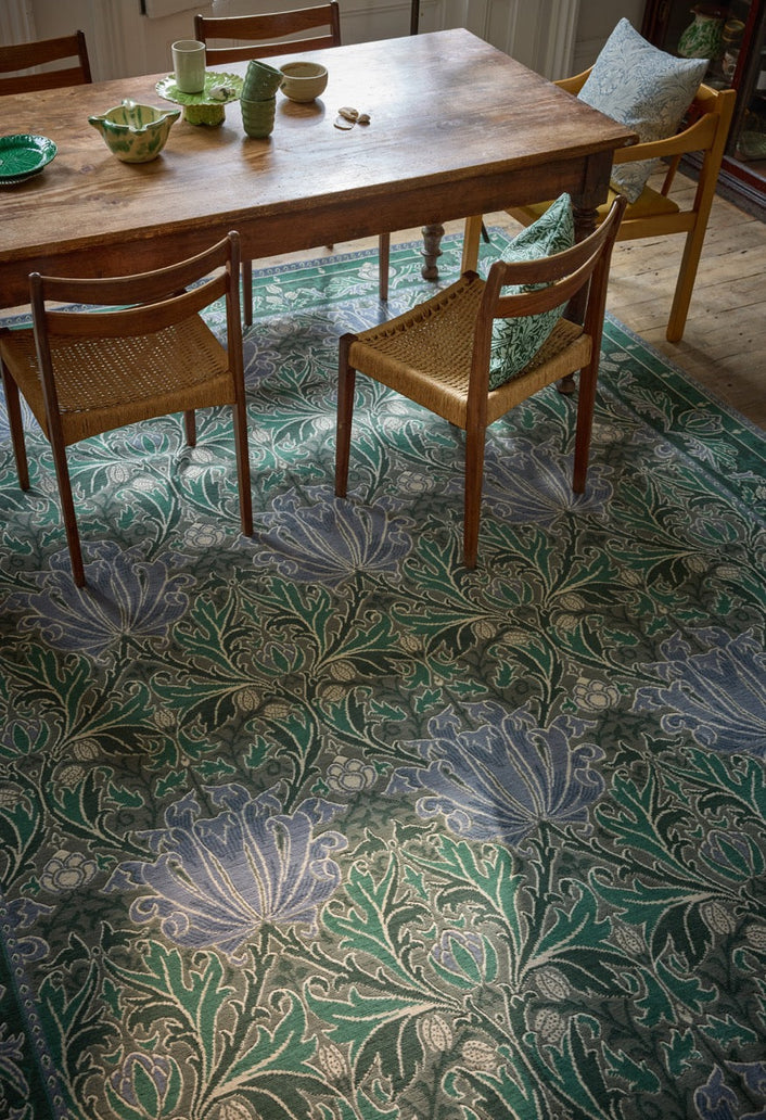 Tapis Morris & Co Helena Mineral vert d'eau et bleu lavande, dans un intérieur, deuxième vue