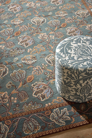 Tapis Morris & Co Theodosia Bottle Green vert bouteille aux fleurs caramel et ivoire, dans un intérieur, deuxième vue