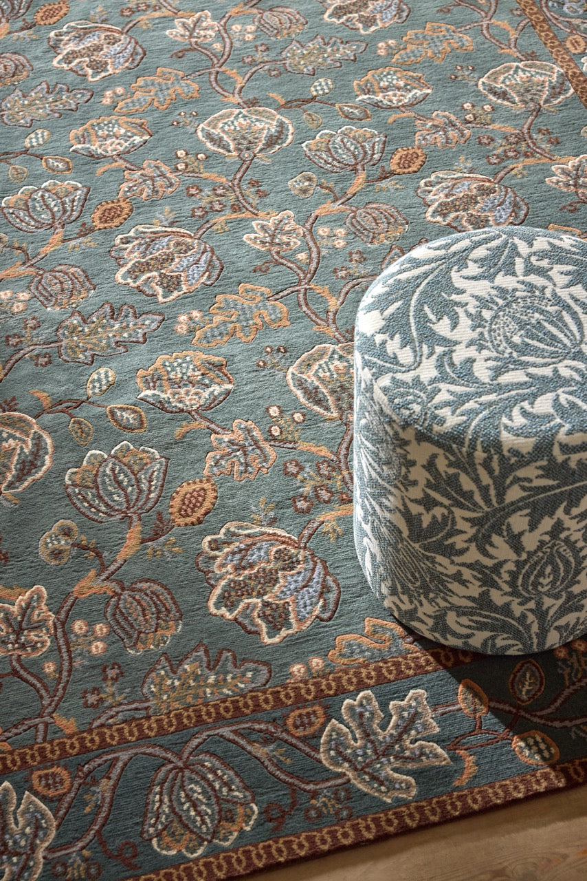 Tapis Morris & Co Theodosia Bottle Green vert bouteille aux fleurs caramel et ivoire, dans un intérieur, deuxième vue