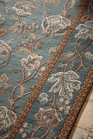 Tapis Morris & Co Theodosia Bottle Green vert bouteille aux fleurs caramel et ivoire, dans un intérieur, troisième vue