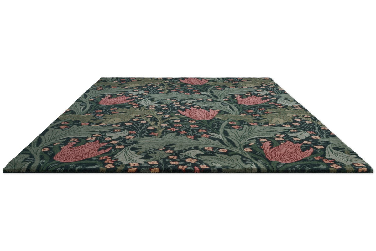 Tapis Morris & Co Lent Lily Indigo Madder indigo aux tulipes rouge garance et feuilles sauge, vue en perspective