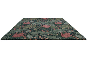Tapis Morris & Co Lent Lily Indigo Madder indigo aux tulipes rouge garance et feuilles sauge, vue en perspective