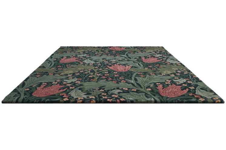 Tapis Morris & Co Lent Lily Indigo Madder indigo aux tulipes rouge garance et feuilles sauge, vue en perspective