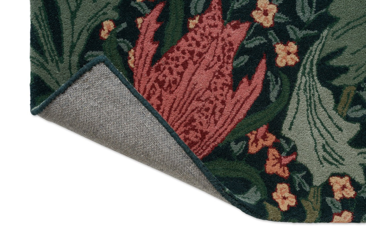 Tapis Morris & Co Lent Lily Indigo Madder, détail de l'angle replié et du dos