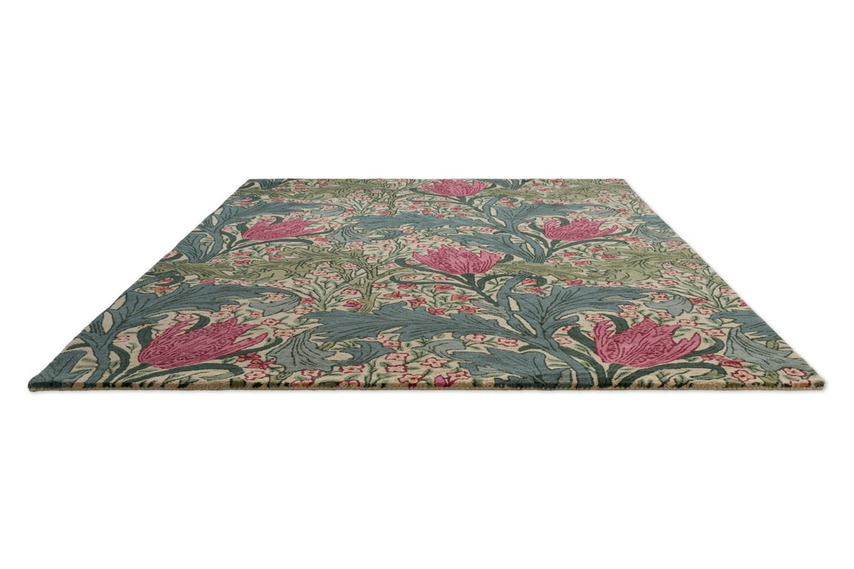 Tapis Morris & Co Lent Lily Plum Bayleaf crème aux tulipes prune et feuilles vert laurier, vue en perspective