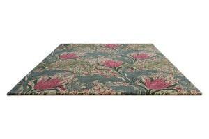 Tapis Morris & Co Lent Lily Plum Bayleaf crème aux tulipes prune et feuilles vert laurier, vue en perspective
