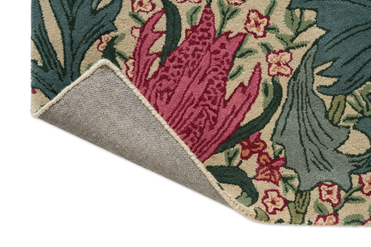 Tapis Morris & Co Lent Lily Plum Bayleaf, détail de l'angle replié et du dos