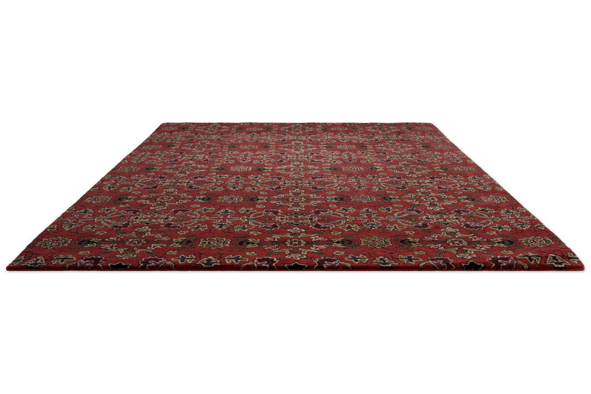 Tapis Morris & Co Persian Scroll Plum rouge chaud, crème, olive et aubergine, vue en perspective