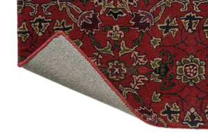 Tapis Morris & Co Persian Scroll Plum, détail de l'angle replié et du dos