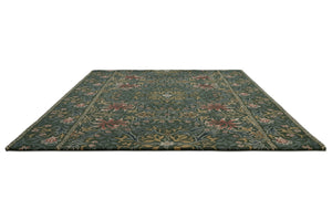 Tapis Morris & Co Walthamstow Forest Teal vert forêt, bleu sarcelle et vieil or, vue en perspective