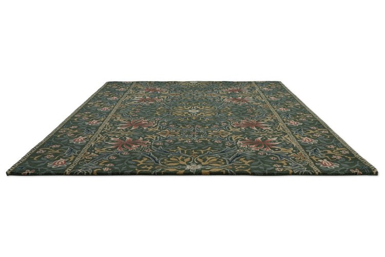 Tapis Morris & Co Walthamstow Forest Teal vert forêt, bleu sarcelle et vieil or, vue en perspective
