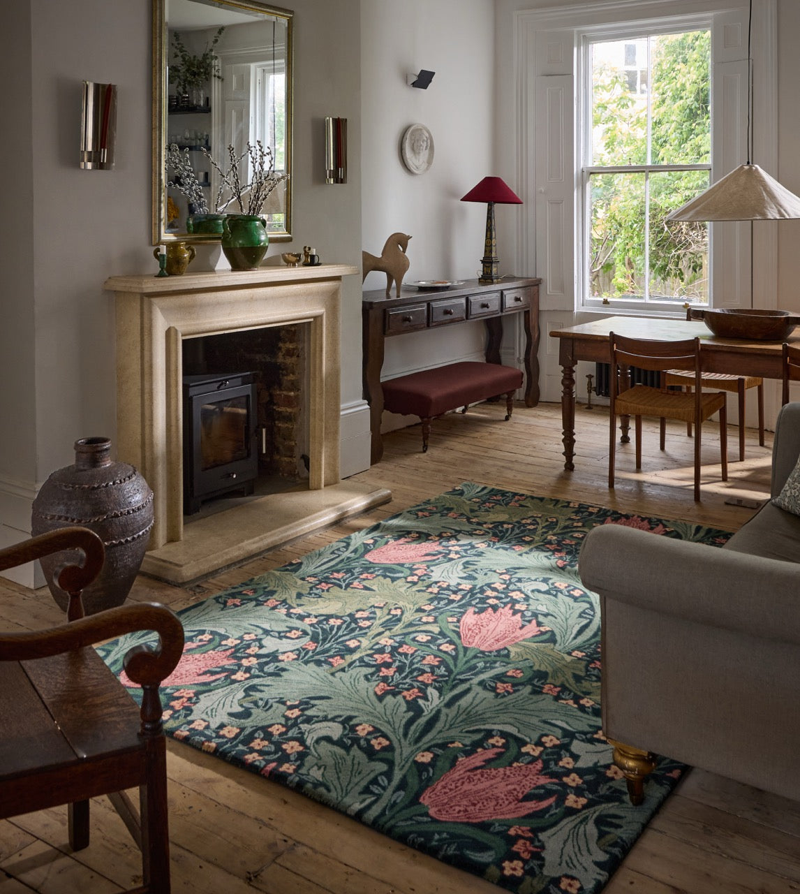 Tapis Morris & Co Lent Lily Indigo Madder indigo aux tulipes rouge garance et feuilles sauge, dans un intérieur