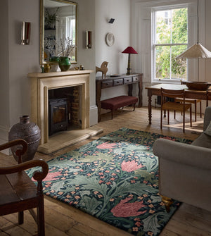 Tapis Morris & Co Lent Lily Indigo Madder indigo aux tulipes rouge garance et feuilles sauge, dans un intérieur