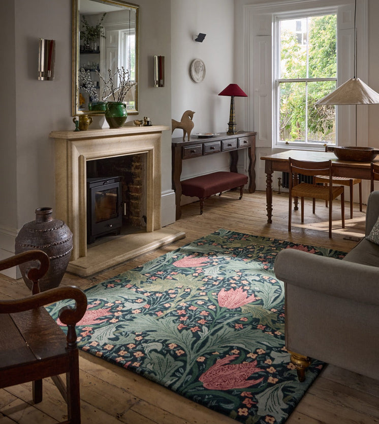 Tapis Morris & Co Lent Lily Indigo Madder indigo aux tulipes rouge garance et feuilles sauge, dans un intérieur