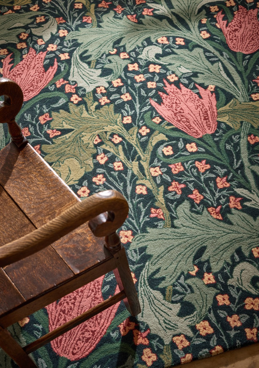Tapis Morris & Co Lent Lily Indigo Madder indigo aux tulipes rouge garance et feuilles sauge, dans un intérieur, deuxième vue