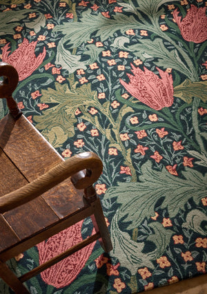 Tapis Morris & Co Lent Lily Indigo Madder indigo aux tulipes rouge garance et feuilles sauge, dans un intérieur, deuxième vue