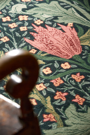 Tapis Morris & Co Lent Lily Indigo Madder indigo aux tulipes rouge garance et feuilles sauge, dans un intérieur, troisième vue