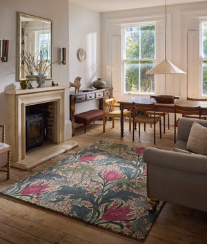 Tapis Morris & Co Lent Lily Plum Bayleaf crème aux tulipes prune et feuilles vert laurier, dans un intérieur