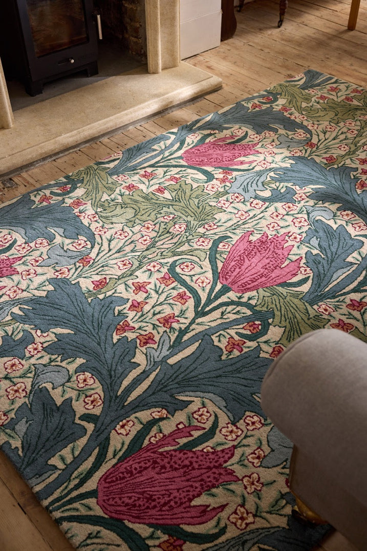 Tapis Morris & Co Lent Lily Plum Bayleaf crème aux tulipes prune et feuilles vert laurier, dans un intérieur, deuxième vue