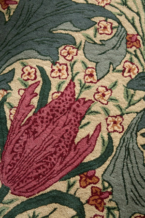 Tapis Morris & Co Lent Lily Plum Bayleaf crème aux tulipes prune et feuilles vert laurier, dans un intérieur, troisième vue