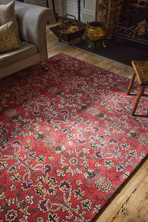 Tapis Morris & Co Persian Scroll Plum rouge chaud, crème, olive et aubergine, dans un intérieur, deuxième vue