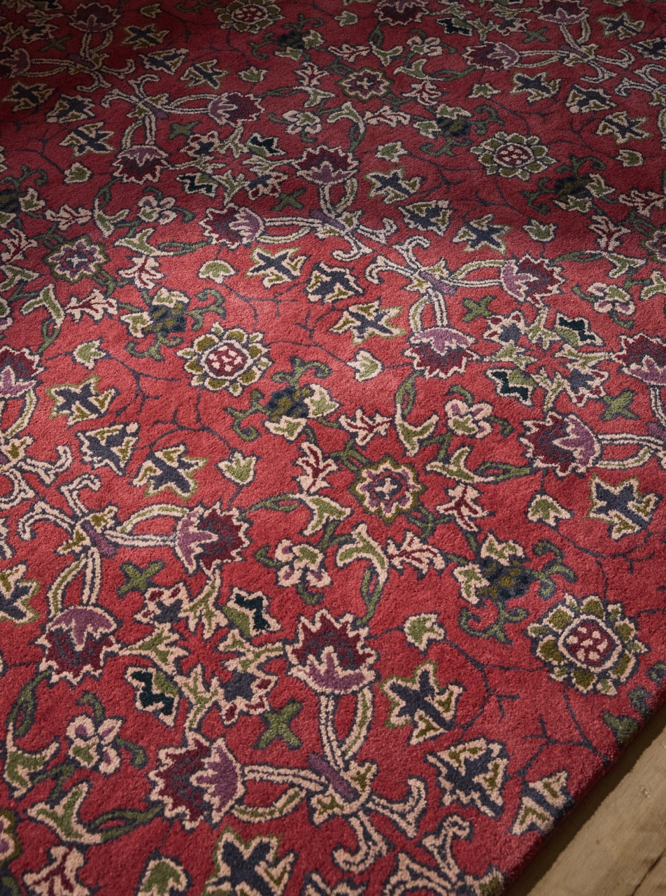 Tapis Morris & Co Persian Scroll Plum rouge chaud, crème, olive et aubergine, dans un intérieur, troisième vue