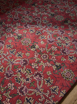 Tapis Morris & Co Persian Scroll Plum rouge chaud, crème, olive et aubergine, dans un intérieur, troisième vue