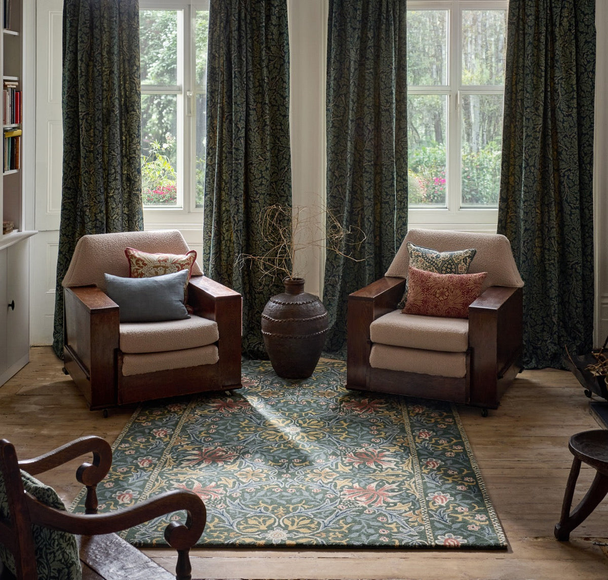 Tapis Morris & Co Walthamstow Forest Teal vert forêt, bleu sarcelle et vieil or, dans un intérieur