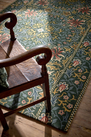 Tapis Morris & Co Walthamstow Forest Teal vert forêt, bleu sarcelle et vieil or, dans un intérieur, deuxième vue