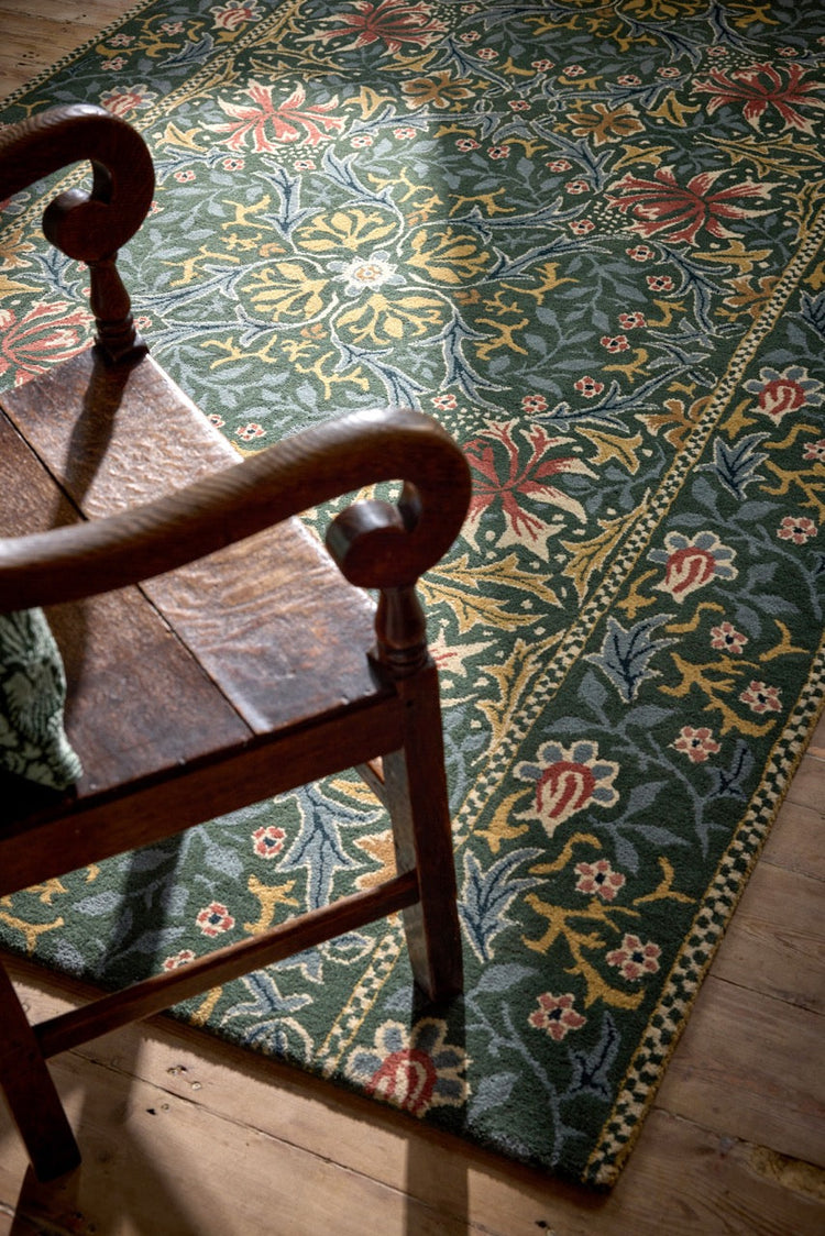 Tapis Morris & Co Walthamstow Forest Teal vert forêt, bleu sarcelle et vieil or, dans un intérieur, deuxième vue