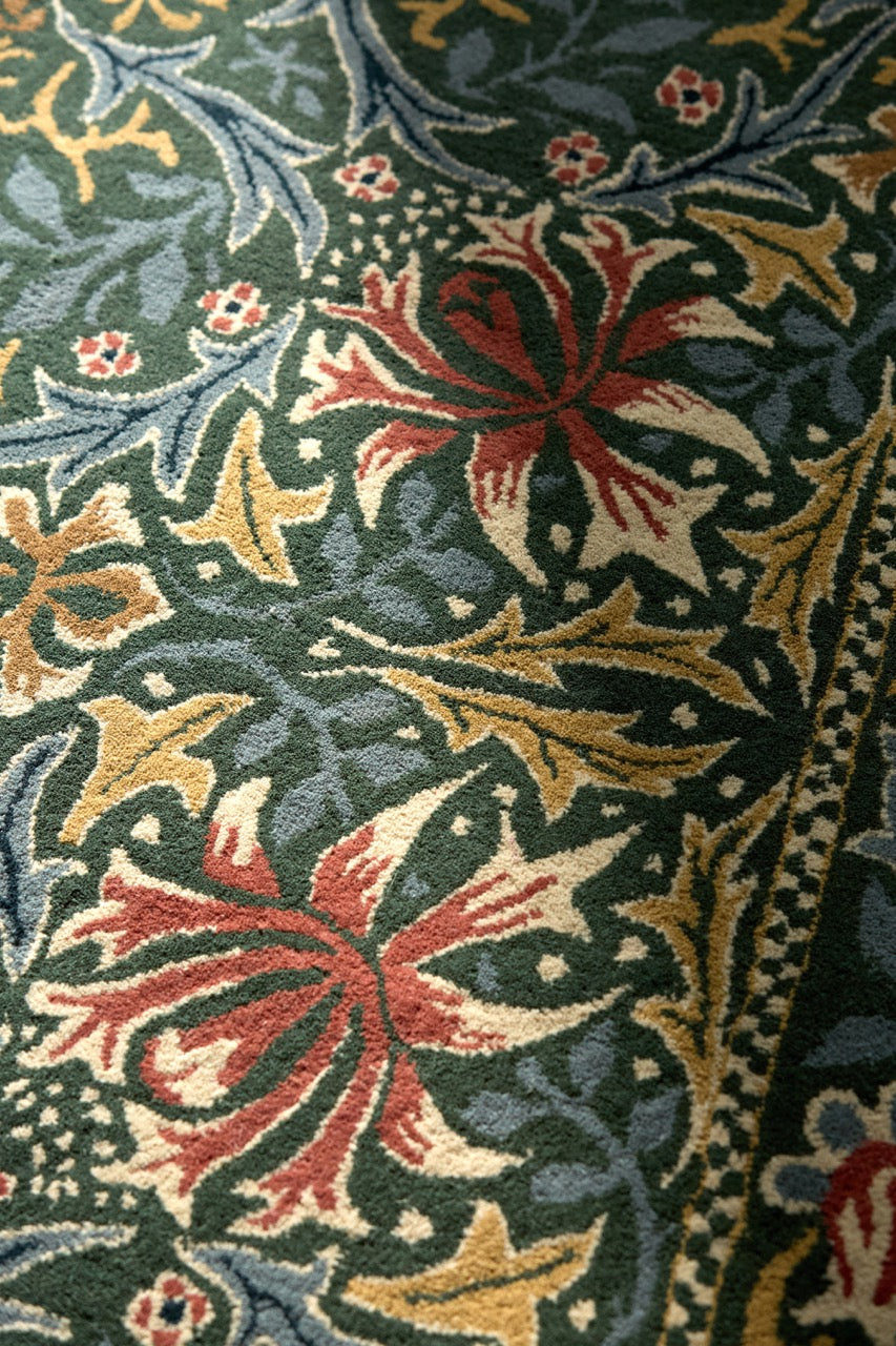 Tapis Morris & Co Walthamstow Forest Teal vert forêt, bleu sarcelle et vieil or, dans un intérieur, troisième vue