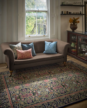Tapis Morris & Co Wilton Weave Indigo indigo, vert olive et rose, dans un intérieur