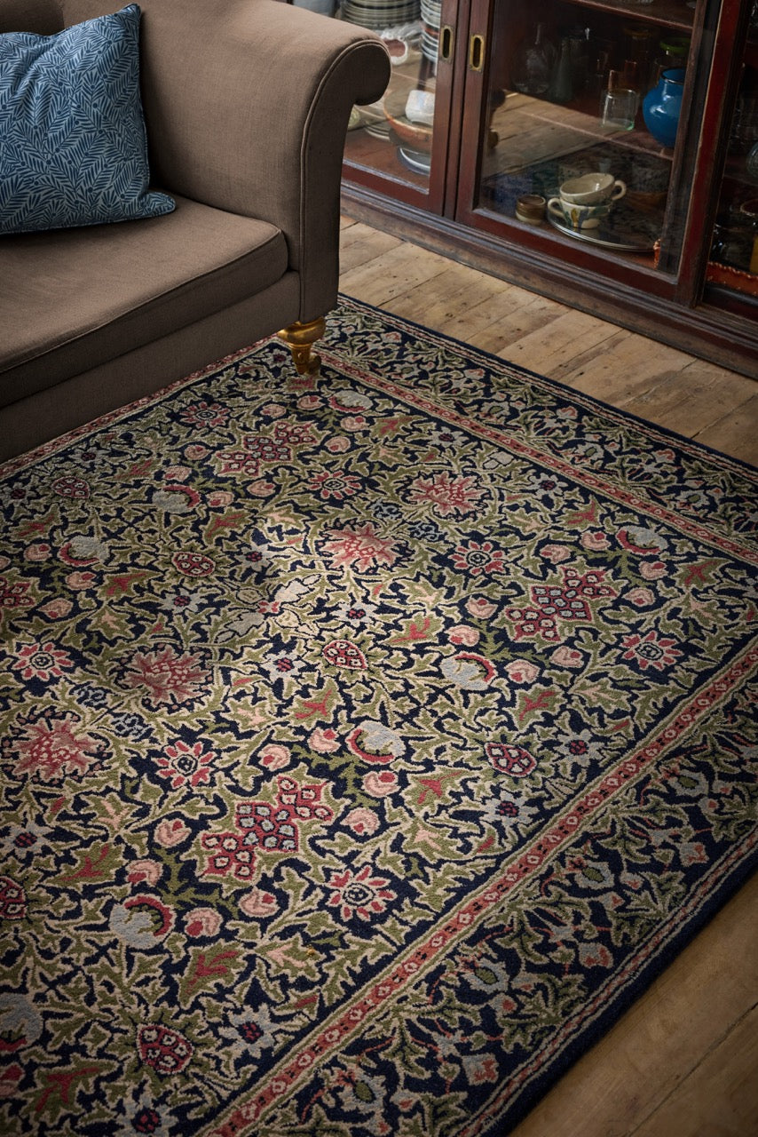 Tapis Morris & Co Wilton Weave Indigo indigo, vert olive et rose, dans un intérieur, deuxième vue