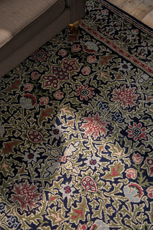 Tapis Morris & Co Wilton Weave Indigo indigo, vert olive et rose, dans un intérieur, troisième vue