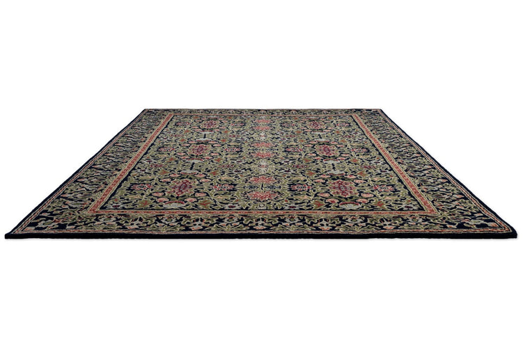 Tapis Morris & Co Wilton Weave Indigo indigo, vert olive et rose, vue en perspective
