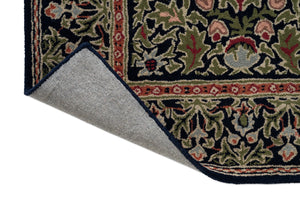 Tapis Morris & Co Wilton Weave Indigo, détail de l'angle replié et du dos