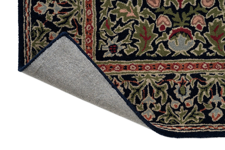 Tapis Morris & Co Wilton Weave Indigo, détail de l'angle replié et du dos