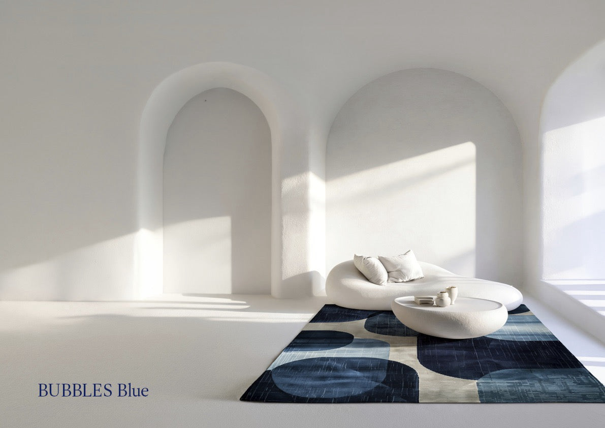 Tapis Acsento Bubbles Blue bleu aux formes arrondies pétrole et marine sur ivoire, dans un intérieur