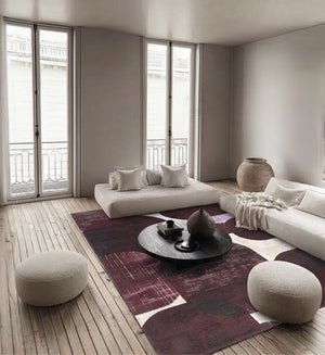 Tapis Acsento Bubbles Burgundy bordeaux aux formes arrondies lie de vin et aubergine sur ivoire, dans un intérieur
