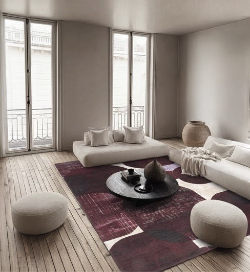 Tapis Acsento Bubbles Burgundy bordeaux aux formes arrondies lie de vin et aubergine sur ivoire, dans un intérieur