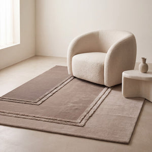 Tapis Acsento Delos Beige trois tons de beige, du taupe au sable, à bordures en relief, dans un intérieur