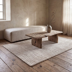 Tapis Acsento Duna Linen beige lin à fines lignes ondulées, dans un intérieur