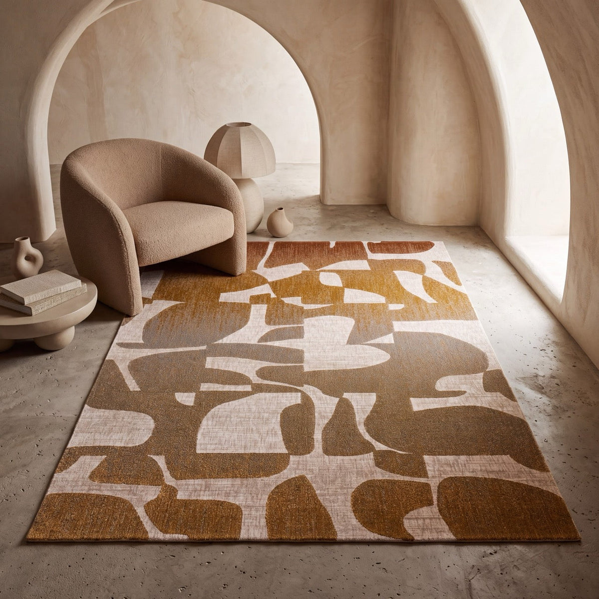 Tapis Acsento Duna Multi ocre, rouille et taupe aux formes de collage sur crème, dans un intérieur