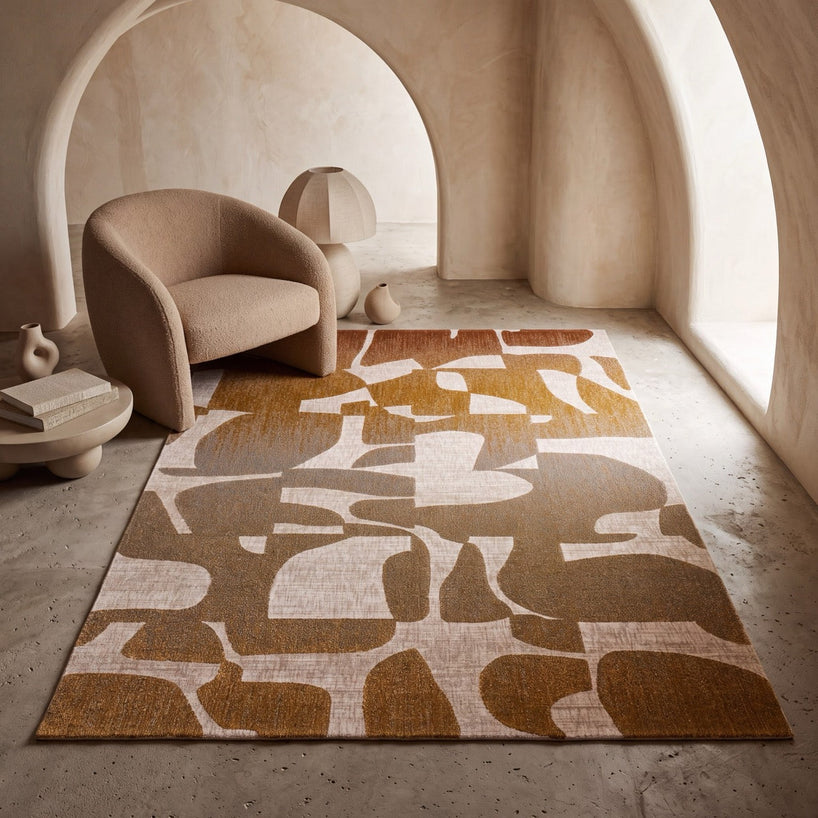 Tapis Acsento Duna Multi ocre, rouille et taupe aux formes de collage sur crème, dans un intérieur