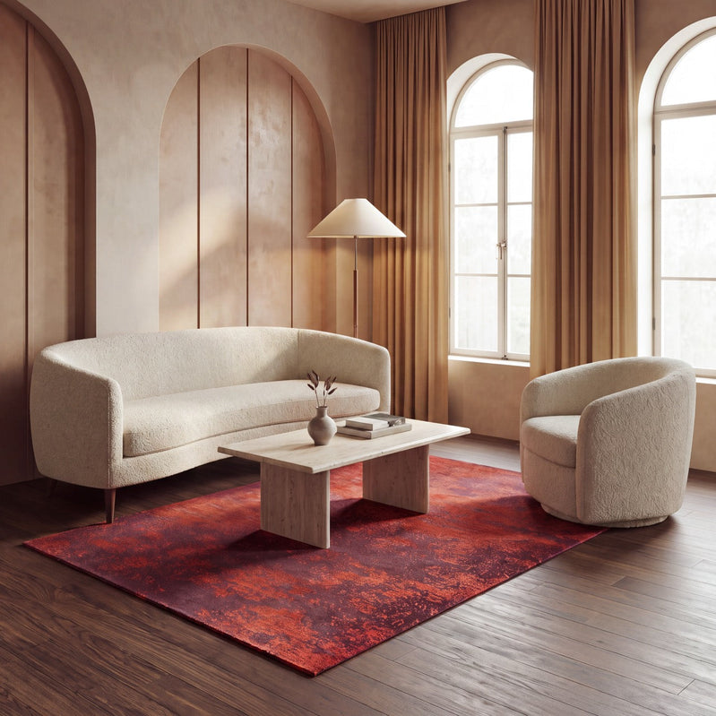 Tapis Acsento Laguna Burgundy bordeaux moucheté de rouge corail, dans un intérieur