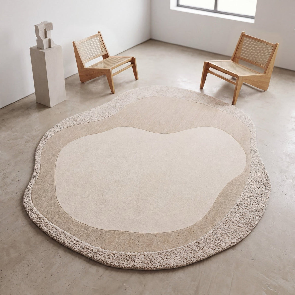 Tapis Acsento Malmö ivoire et beige de forme organique, dans un intérieur