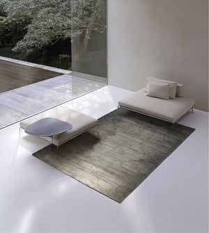 Tapis Acsento Moonshadow Green vert gris à fines lignes horizontales, dans un intérieur