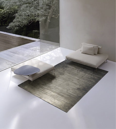 Tapis Acsento Moonshadow Green vert gris à fines lignes horizontales, dans un intérieur